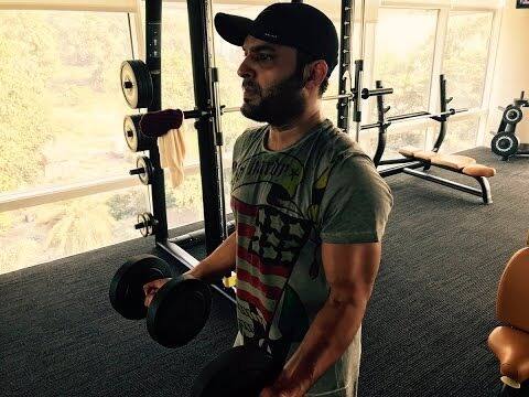 कपिल शर्मा - कॉमेडी किंग कपिल शर्मा ने खुद को ज़बरदस्त ट्रांसफॉर्म किया है. शुरूआती दौर में कपिल की बॉडी सुडौल नहीं थी और उन्होंने काफ़ी वेट गेन किया हुआ था. हालांकि, आज कपिल एकदम फिट हैं और मीडिया रिपोर्ट्स की मानें तो उन्होंने लगभग 11 किलो तक वज़न कम किया है.