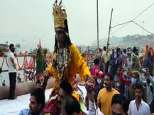 देखें तस्वीरें: वाराणसी में हुआ नाग नथैया लीला का आयोजन, कोरोना के खात्मे का दिया गया संदेश