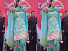 Sapna Choudhary ने स्टेज पर Chetak गाने पर दी दमदार परफोर्मेंस, पटियाला सूट में लगाए ठुमके