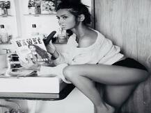 शिबानी दांडेकर की ब्लैक बिकिनी फोटो सोशल मीडिया पर हुई वायरल