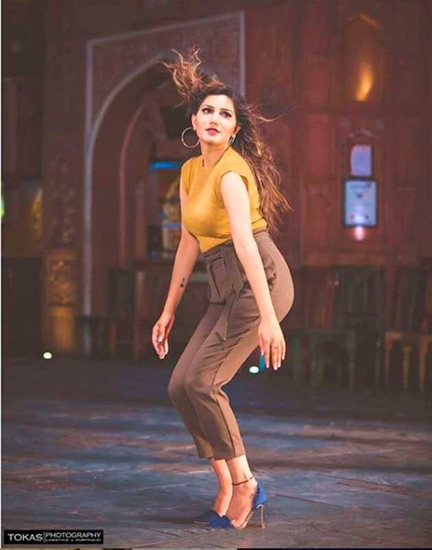 गौरतलब है कि सपना के एक एल्बम,  ‘सॉलिड बॉडी’ ने उन्हें रातों-रात सेलिब्रिटी बना दिया था जिसके बाद वह और देखते ही देखते पूरे हरियाणा की शान बन गईं. 