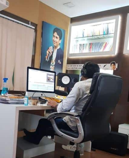 कुमार विश्वास ने अपने घर में एक छोटा सा स्टूडियो भी बनाया है. जिसमें उन्हें अक्सर वक्त बिताते देखा गया है.