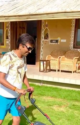 उन्होंने घर के अंदर काफी बड़ा लॉन भी बनवाया है, जिसमें अक्सर उन्हें काम करते देखा गया है.