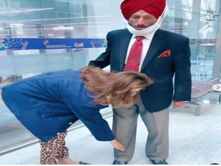 Actress Urvashi Rautela touched her feet on seeing Milkha Singh at the airport, the video went viral एक्ट्रेस उर्वशी रौतेला ने एयरपोर्ट पर मिल्खा सिंह को देखते ही छू लिए उनके पैर, देखें वायरल वीडियो