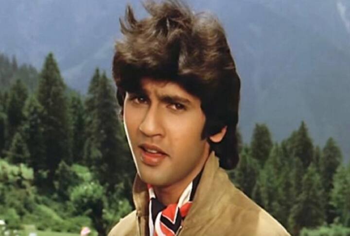 कुमार गौरव - बॉलीवुड में जुबली स्टार के नाम से फेमस रहे राजेंद्र कुमार के बेटे कुमार गौरव ने अपनी पहली फिल्म ‘लव स्टोरी’ से सफलता के झंडे गाढ़ दिए थे. एक बार के लिए लगा था कि इंडस्ट्री को नया सुपरस्टार मिल चुका है लेकिन कुमार दर्शकों के दिलों में जगह बनाने में नाकामयाब रहे और फ्लॉप साबित हुए जिसके चलते उन्हें इंडस्ट्री में ‘वन फिल्म वंडर’ के नाम से जाना जाने लगा था.