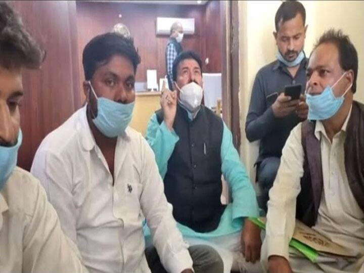 गोरखपुर: कमिश्नर से नाराज पूर्व मंत्री राधेश्याम सिंह धरने पर बैठे, कहा- बातों को अनसुना किया ex minister radheshyam singh sat on dharna accuses commissioner of misbehavior ann गोरखपुर: कमिश्नर से नाराज पूर्व मंत्री राधेश्याम सिंह धरने पर बैठे, कहा- बातों को अनसुना किया