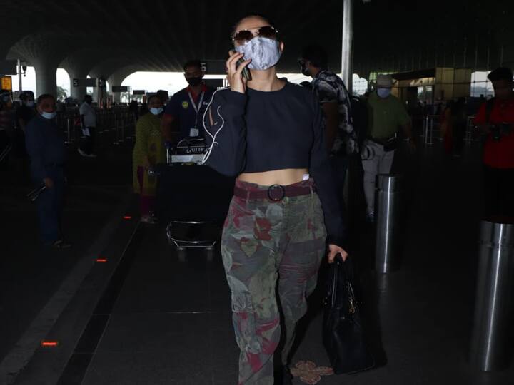 वहीं रकुल प्रीत सिंह भी अपनी फैमली के साथ स्पॉट हुईं. फोटो में रकुल प्रीत सिंह ने हाई वेस्ट पैंट के साथ ब्लेक कलर की टी शर्ट पहनी हुई है.