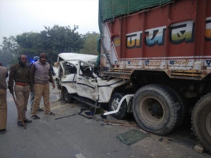 14 died in road accident after Truck collision with jeep in Pratapgarh प्रतापगढ़: बारातियों से भरी तेज रफ्तार बोलेरो खड़े ट्रक में जा घुसी, 14 की मौत, सीएम ने किया आर्थिक मदद का ऐलान