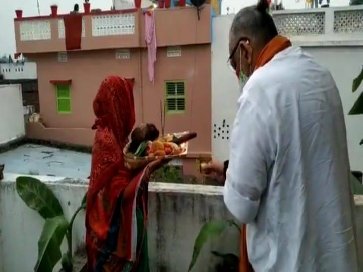 केंद्रीय मंत्री गिरिराज सिंह ने भी अपने आवास में ही अस्ताचलगामी सूर्य को अर्घ्य दिया.