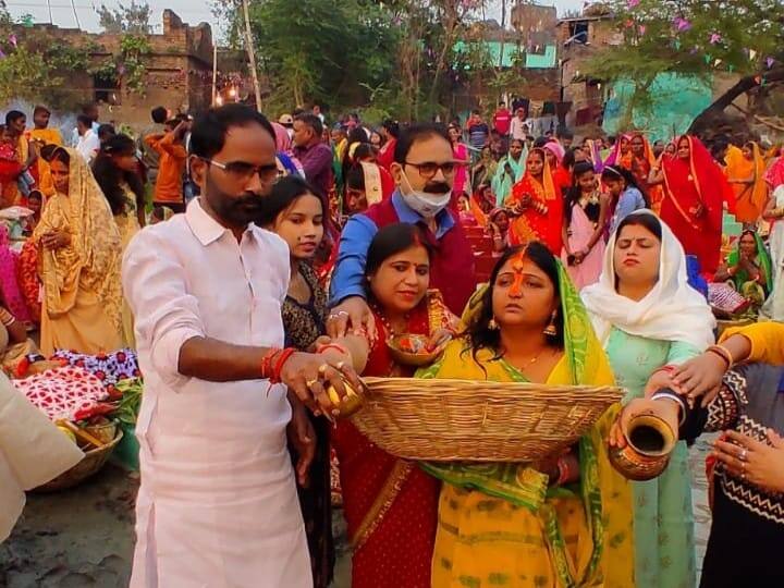 सारण के अमणौर में बीजेपी नेता विधान पार्षद संजय संजय मयूख ने छठ घाट पर पूरी परिवार के साथ डूबते हुए सूर्य को अर्घ्य दिया.