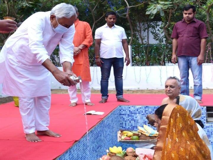 सूबे के मुखिया नीतीश कुमार ने भी अस्ताचलगामी सूर्य को अर्घ्य दिया. छठ मौके पर उन्होंने देशवासियों को महापर्व की बधाई दी. 