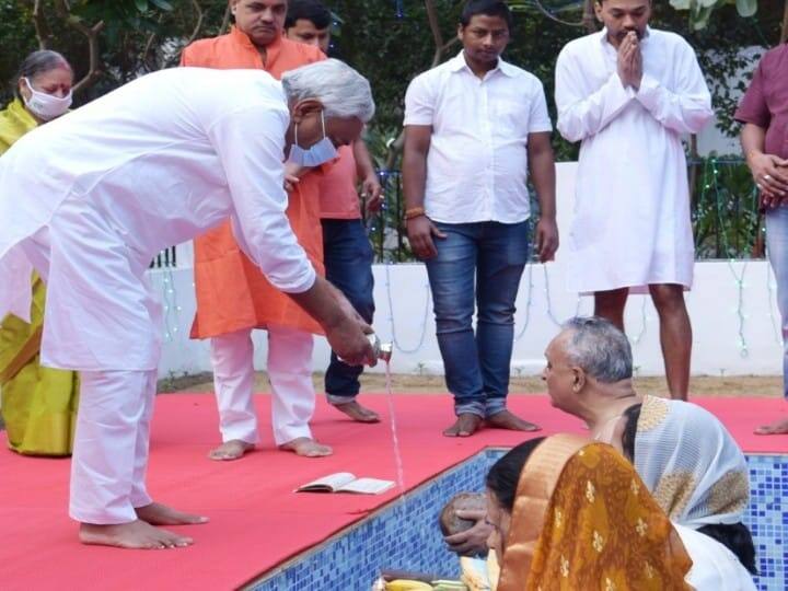 बता दें कि मुख्यमंत्री नीतीश ने अपने भैया-भाभी के घर आयोजित छठ पर्व में हिस्सा लिया और कोरोना प्रोटोकाल को फॉलो करते हुए अर्घ्य दिया. 