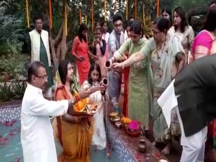बिहार सरकार के मंत्री अशोक चौधरी ने भी सपरिवार अपने पटना स्थित आवास में भगवान भास्कर की आराधना की और डूबते सूर्य को अर्घ्य दिया.
