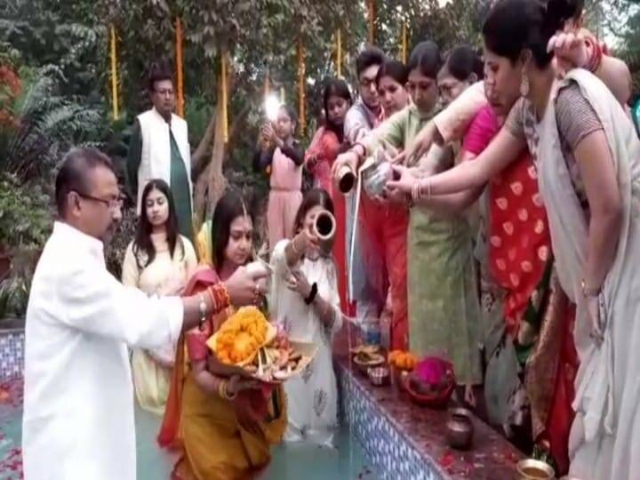 बिहार सरकार के मंत्री अशोक चौधरी की पत्नी हर साल छठ व्रत करती हैं. 