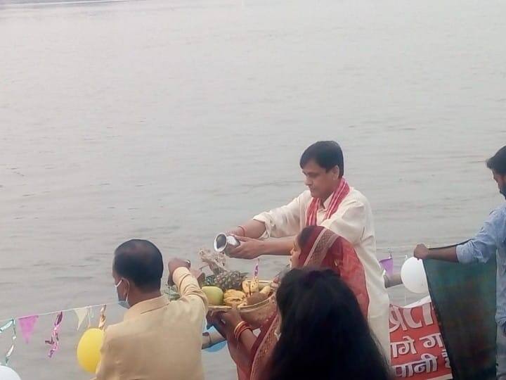 गृह राज्य मंत्री नित्यानंद राय ने अपने परिजनों के साथ मिलकर डूबते सूर्य को अर्घ्य दिया.