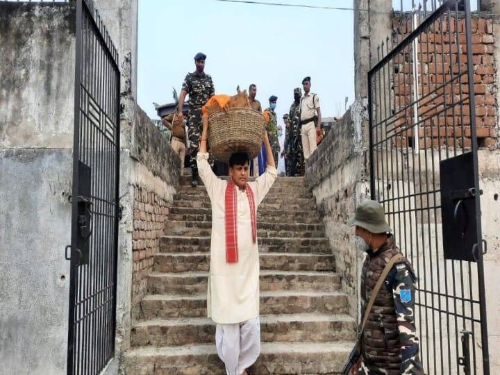 गृह राज्य मंत्री नित्यानंद राय ने अपने गृह जिले में छठ पर्व मनाया. वे खुद सिर पर दौरा लेकर घाट पहुंचे.