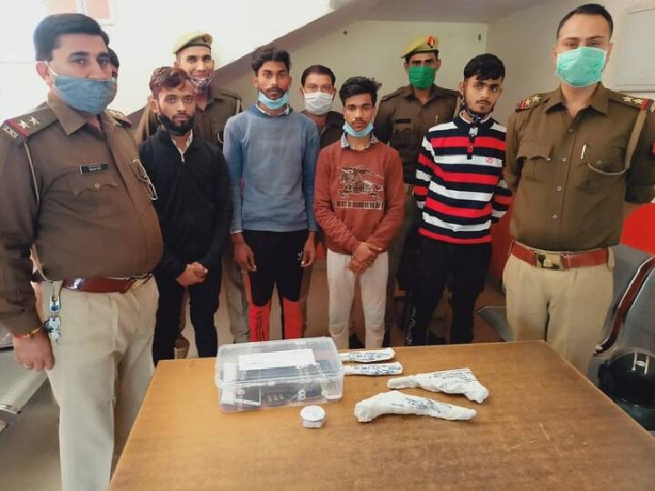 five criminal including a woman arrested in noida weapon recovered नोएडा पुलिस के कब्जे में महिला समेत पांच बदमाश, वाहनों में लिफ्ट देकर करते थे लूटपाट