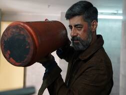 A Simple Murder Review: हाथ आए पर मुंह को न लगे जैसी मर्डर कॉमेडी, न हंसी आती है और न पैदा होता है रोमांच