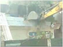 इंदौर प्रशासन ने ढहाया प्यारे मियां का अय्याशी का अड्डा, महंगी शराब की बोतलें और आपत्तिजनक सामान बरामद