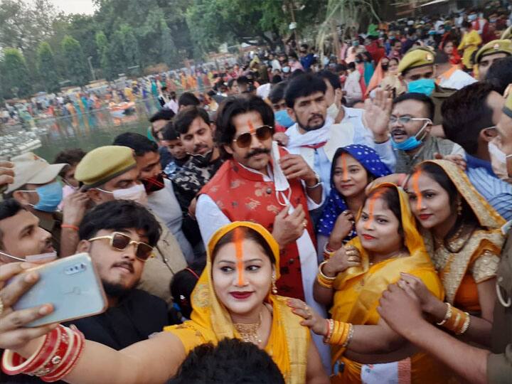 गोरखपुर: छठ महापर्व पर गोरखनाथ मंदिर पहुंचे रवि किशन, बोले- सभी पर बनी रहे छठी मईया की कृपा Ravi Kishan reached Gorakhnath temple on Chhat Mahaparva people took selfie ann गोरखपुर: छठ महापर्व पर गोरखनाथ मंदिर पहुंचे रवि किशन, बोले- सभी पर बनी रहे छठी मईया की कृपा