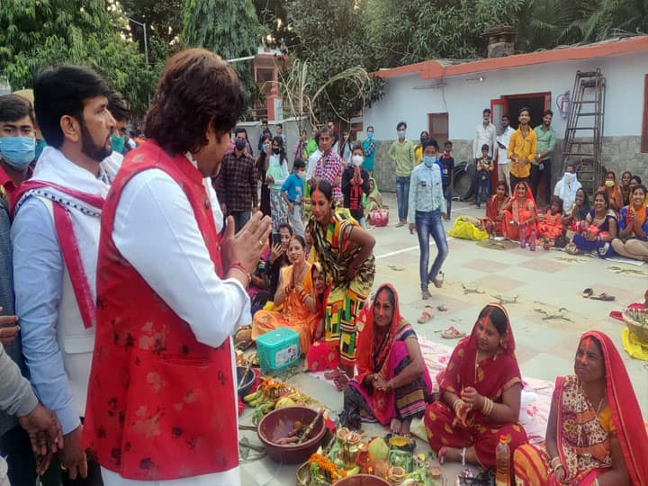 गोरखपुर: छठ महापर्व पर गोरखनाथ मंदिर पहुंचे रवि किशन, बोले- सभी पर बनी रहे छठी मईया की कृपा