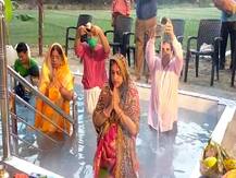 रायबरेली: डीएम ने घर पर ही रहकर किया छठ महापर्व का पूजन, कोरोना महामारी से बचाव के लिये लोगों को दिया संदेश