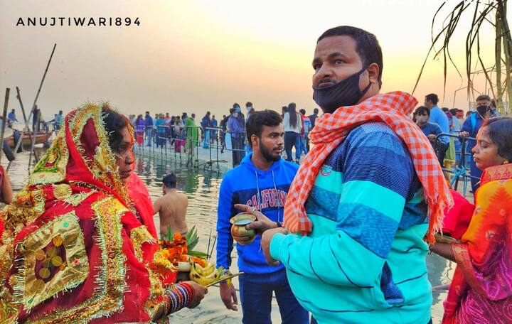  वाराणसी में बड़ी संख्या में लोगों ने कोविड-19 के नियमों का अनुपालन करते हुए गंगा किनारे और विभिन्न तालाबों के किनारे भगवान भास्कर को अर्घ्य समर्पित किया.