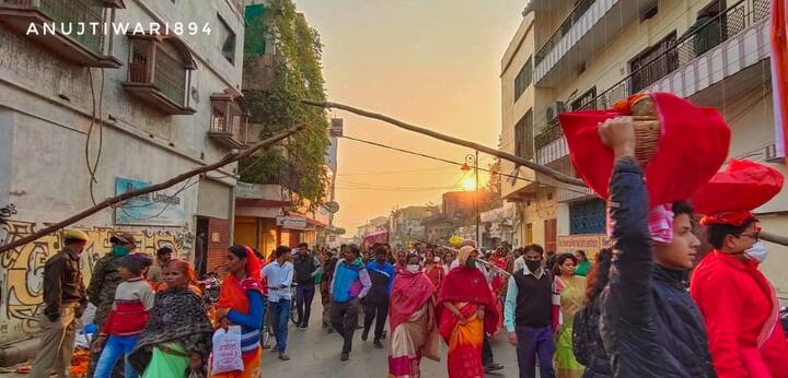  परंपरानुसार छठ व्रती सूप में पूजा सामग्री लेकर नदियों और तालाबों के तटों पर पहुंचे और उन्होंने भगवान भास्कर को पूर्ण श्रद्धा के साथ सपरिवार अर्घ्य दिया.