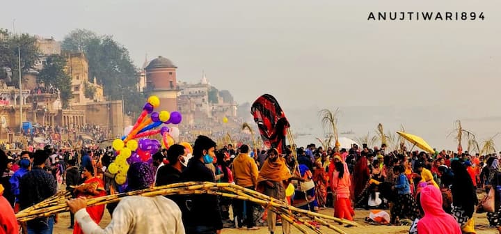 छठ पूजा को लेकर वाराणसी में गंगा किनारे खूब भीड़ देखने को मिली.
