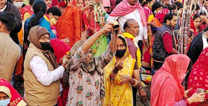 कल ही स्थानीय स्तर पर लोगों के बीच मुफ्त में मास्क वितरित किए गए थे साथ ही, सामाजिक दूरी को बनाते हुए सूर्योपासना के कार्यक्रम पूर्ण करने के निर्देश दिए गए थे.