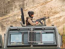 जम्मू कश्मीर: कुलगाम में पेट्रोलिंग पार्टी पर ग्रेनेड से हमले में एक जवान शहीद, तीन घायल