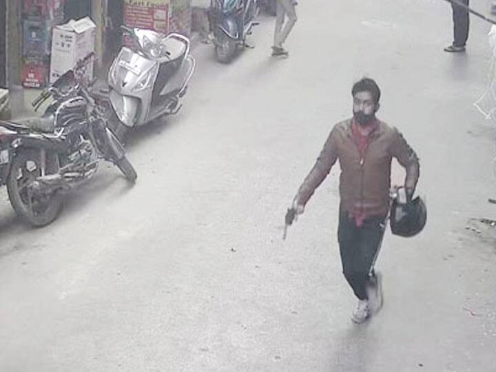 दिल्ली में बेखौफ बदमाश, बंदूक की नोक पर महिला से लूटी सोने की चेन man with gun snatched woman gold chain in delhi crime दिल्ली में बेखौफ बदमाश, बंदूक की नोक पर महिला से लूटी सोने की चेन