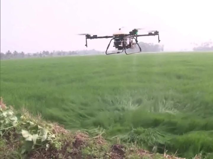 There was a shortage of laborers in the Corona era, so drones helped farmers in Kerala VIDEO: कोरोना काल में मजदूरों की हुई कमी तो केरल में ड्रोन बना किसानों का मददगार