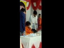 गोरखपुरः छठ महापर्व पर सम्मान समारोह में सरक गई सांसद रविकिशन की कुर्सी, नीचे गिरे