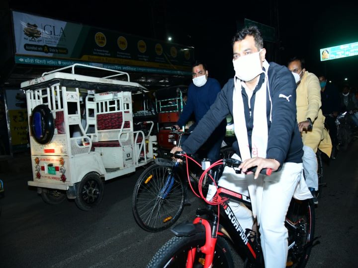 Energy Minister Shrikant Sharma Rode A Bicycle In The Streets Of Vrindavan,  Also Made People Aware To Reduce Pollution ANN | उर्जा मंत्री श्रीकांत शर्मा  ने वृंदावन की गलियों में चलाई साइकिल,