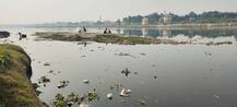 आगरा: यमुना में गंदगी का स्तर कई गुना बढ़ा, त्यौहारों के बाद कूड़े का अंबार