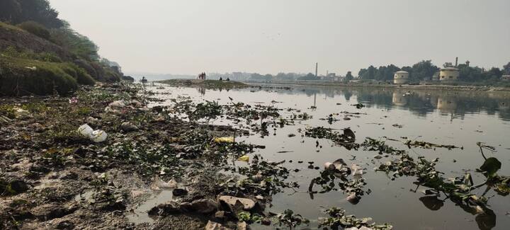  अभी हाल ही में छठ पर्व पर व्रती महिलाओं ने भले ही नदी में उतरकर अर्घ्य दिया लेकिन आचमन किसी ने नहीं किया क्योंकि पानी इतनी बदबूदार था. इसी वजह से वहां पर खड़े हो पाना मुश्किल हो रहा था.