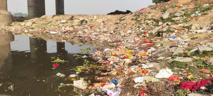 एतमादुद्दौला व्यू पॉइंट पार्क के पास रविवार को यमुना नदी से कार्यकर्ताओं ने कई टन कचरे और विसर्जित मूर्तियों को निकाला.