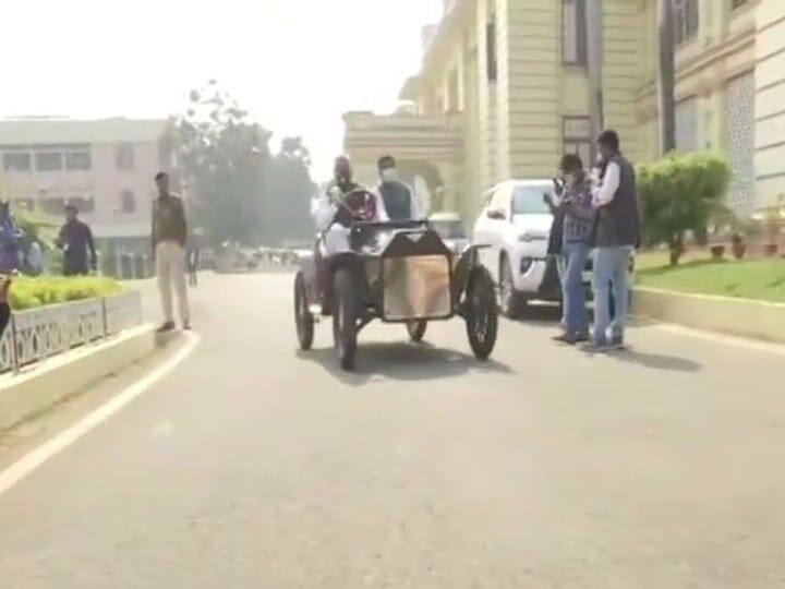 जेडीयू के नवनिर्वाचित एमएलसी संजय कुमार झा और देवेश चंद्र ठाकुर 17वीं विधानसभा के शीतकालीन सत्र के पहले दिन, एक विंटेज कार से पटना में विधानसभा पहुंचे.