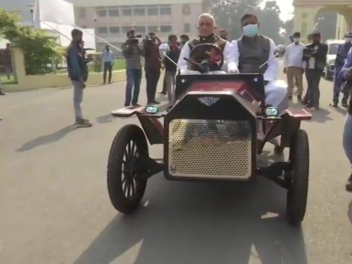 दोनों नेताओं को विंटेज कार से विधानसभा पहुंचा देख मीडिया ने उनसे इसका कारण पूछा.