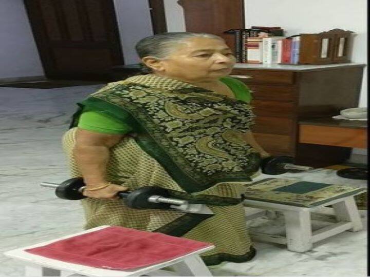 82 साल की दादी साड़ी पहनकर करती हैं वेटलिफ्टिंग और स्क्वाट्स, Video हो रहा वायरल 82-year-old grandmother does weightlifting and squats wearing sari, video goes viral 82 साल की दादी साड़ी पहनकर करती हैं वेटलिफ्टिंग और स्क्वाट्स, Video हो रहा वायरल