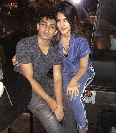 1) रिया चक्रवर्ती: सुशांत डेथ केस में जब ड्रग एंगल का खुलासा हुआ तो उनकी गर्लफ्रेंड रिया चक्रवर्ती और भाई शोविक चक्रवर्ती की मुश्किलें बढ़ती चली गईं. दोनों को ड्रग पेडलिंग, ड्रग सेवन और सुशांत को भी ड्रग्स देने की वजह से हवालात की हवा खानी पड़ी. तकरीबन एक महीना जेल में काटने के बाद रिया तो जेल से रिहा हो गईं लेकिन शोविक अभी भी जेल में हैं.