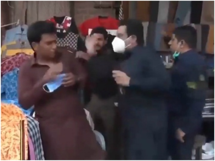 pakistan man beat shopkeepers for not wearing mask ias officer gives reaction video goes viral on social media मास्क नहीं पहनने पर एक शख्स ने दुकानदारों पर कर दी थप्पड़ों की बरसात, IAS ने दिया ऐसा रिएक्शन, देखें वीडियो