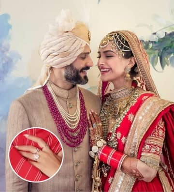 बिजनेसमैन आनंद आहूजा से शादी रचाने वाली सोनम कपूर ने अपनी शादी में खबरों के मुताबिक तकरीबन 90 लाख की रिंग पहनी थी.