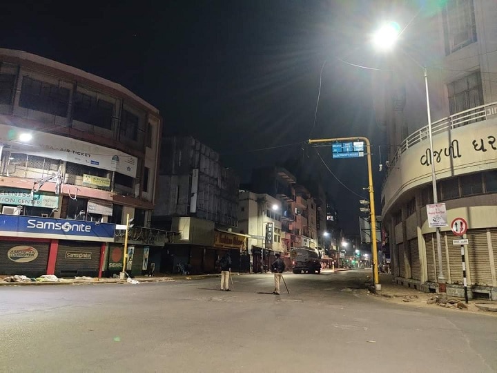 Night curfew imposed in these UP Cities after corona cases यूपी में खतरनाक हुआ कोरोना संक्रमण, हालात खराब होने के बाद इन जिलों में लगा नाइट कर्फ्यू