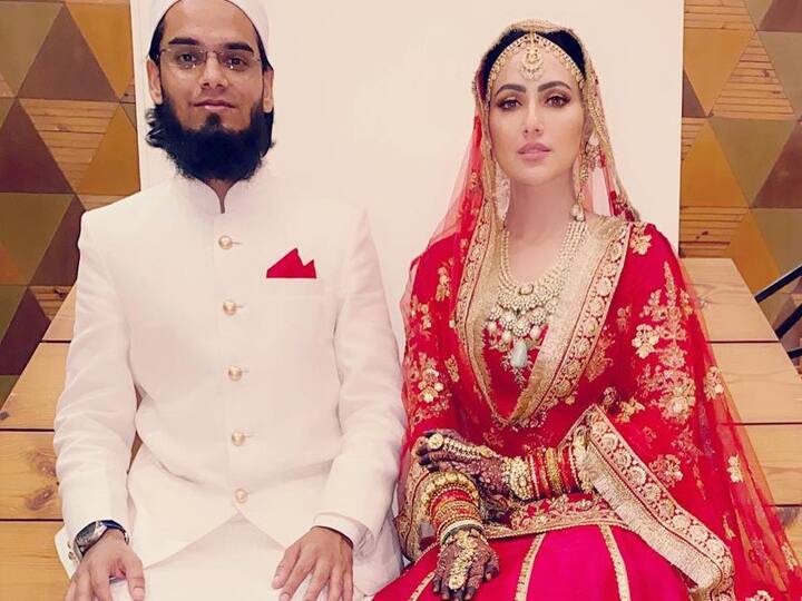 सना ने 22 नवंबर को इंस्टाग्राम पर मुफ्ती अनस के साथ अपनी शादी की एक फोटो शेयर की थी. सना अपने पति के बगल में बैठी नजर आ रही हैं.