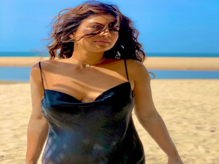 निया शर्मा ने टीवी सीरियल काली से अपने करियर की शुरुआत की थी. इसके बाद निया शर्मा सीरियल एक हजारों में मेरी बहना है में दिखाई दी थीं. 