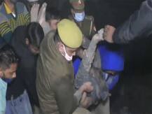 कानपुर: निर्माण के दौरान बगल की इमारत का पिछला हिस्सा गिरा, मलबे में दबे शख्स को निकाला गया