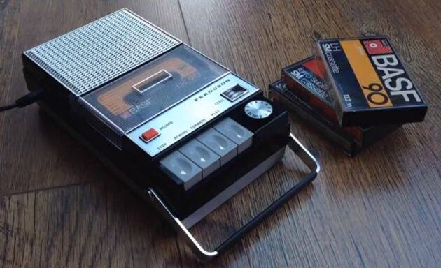 पुराने दौर का म्यूजिक सिस्टम आज के म्यूजिक सिस्टम से काफी अलग होता था. पहले के समय रील वाला म्यूजिक सिस्टम आता था. कैसेट में रील डाला जाता था जिसमें तरह-तरह के गाने फीड किए जाते थे. पहले के समय जगह म्यूजिक स्टोर हुआ करते थे जहां अलग तरीके के कैसेट उपलब्ध होते थे. आज के समय में रील वाला कैसेट कम ही मिल पाता है.