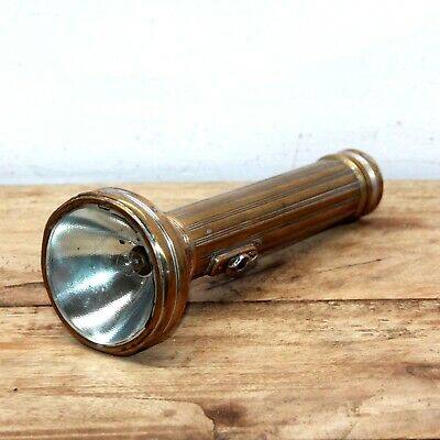 एक समय था जब लोगों के घरों में बिजली नहीं हुआ करती थी. लोग लैंप के सहारे ही रात काटते थे. ऐसे में रात के समय उन्हें आने जाने में बहुत दिक्कत होती थी. टॉर्च मिलने से उनकी ये समस्या दूर हो गई. तीन बैट्रियों से चलने वाले टॉर्च को लोग ज्यादातर अपने पास ही रखते थे. रात को सोते समय लोग टॉर्च को सिराहने में रखकर सोते थे ताकि ज़रुरत पड़ने पर वे टॉर्च का इस्तेमाल कर पाएं.